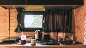 Fridge, stovetop, coffee/tea maker, toaster