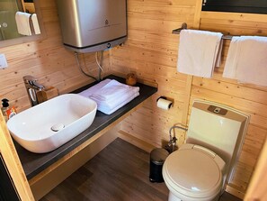 Een douche, een haardroger, handdoeken