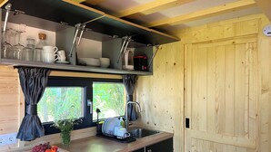 Kaffetrakter/tekoker, kjøleskap, kokeplater og vannkoker