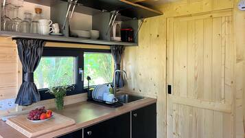 Réfrigérateur, plaque de cuisson, cafetière/bouilloire, grille-pain