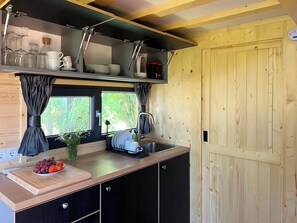 Fridge, stovetop, coffee/tea maker, toaster