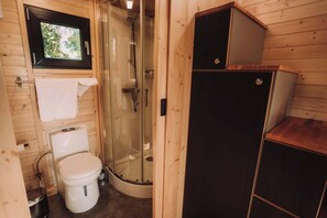 Chuveiro, secador de cabelo, toalhas de banho 