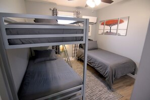 2 bedrooms, desk, free WiFi, bed sheets - Rural Acres (Bloomington)