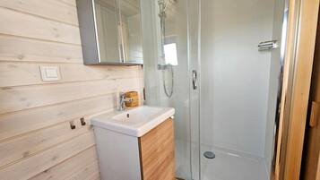 Dusj, hårføner og håndklær