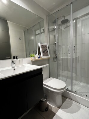 Douche, baignoire à jets, sèche-cheveux, bidet