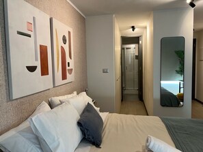 1 slaapkamer, een strijkplank/strijkijzer, beddengoed