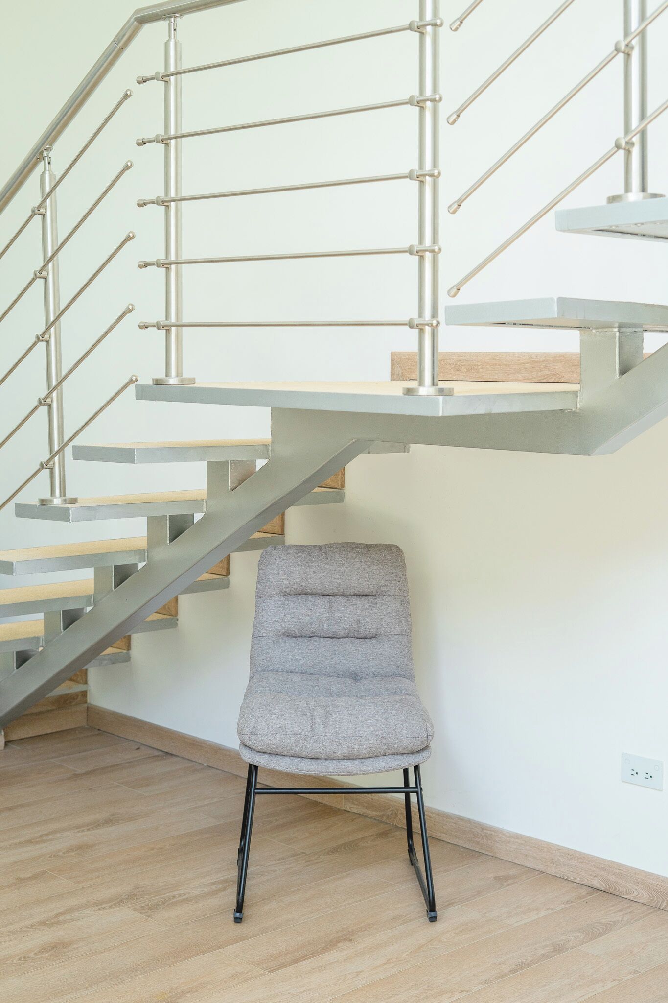 Loft de lujo | Área de sala de estar | Smart TV de 50 pulgadas con canales por cable, Netflix y Hulu 