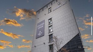 A hotel with a sign indicating it is open for guests. - Incheon Brown-Dot Hotel (Incheon)