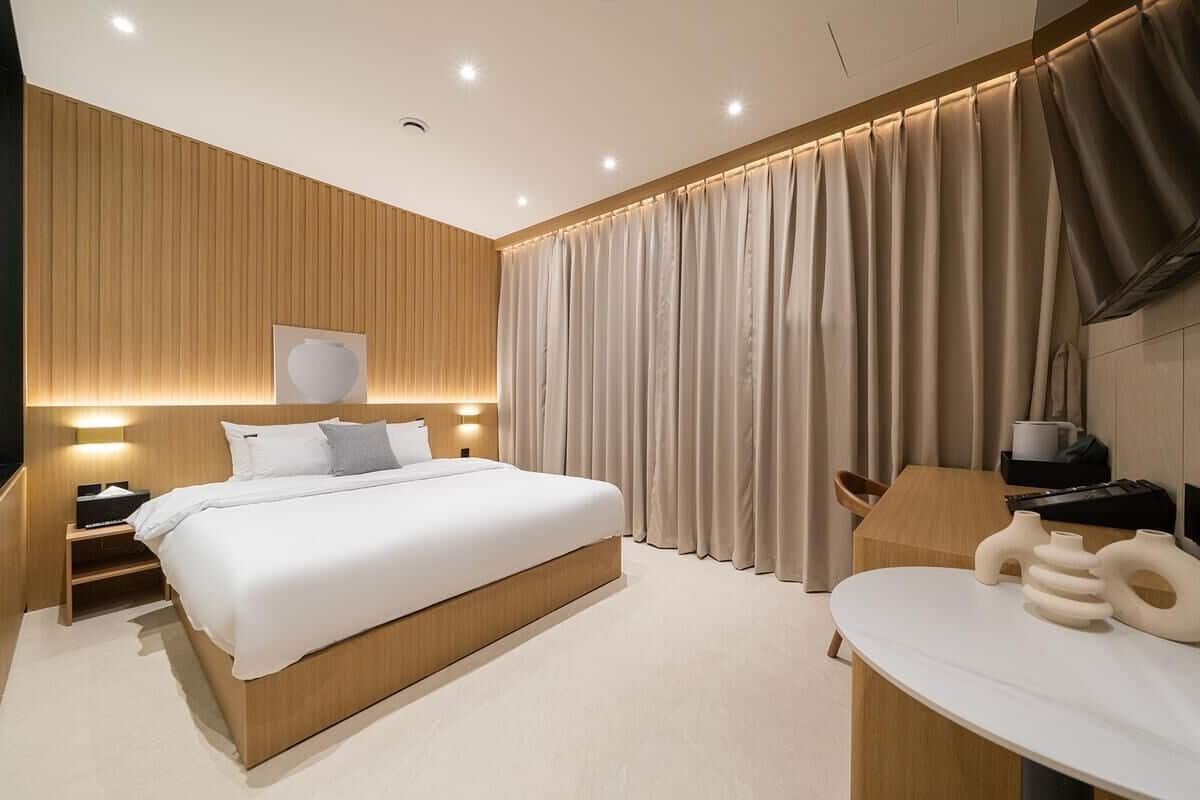 Superior Double Room | 1 bedroom, desk, blackout curtains, soundproofing