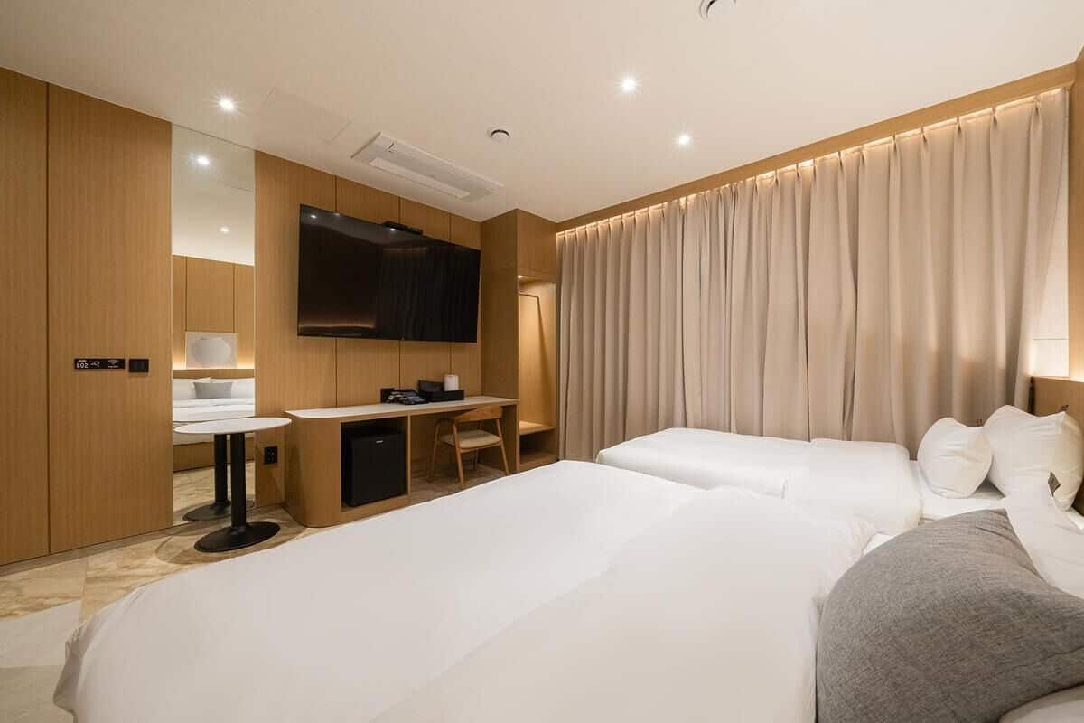 Premium Twin Room | 1 bedroom, desk, blackout curtains, soundproofing