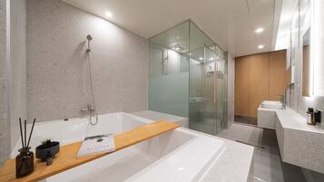 Royal Studio Suite | Bathroom | Hair dryer, bathrobes, bidet, towels