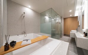 Suite Studio Royale | Salle de bain | Sèche-cheveux, peignoirs, bidet, serviettes fournies