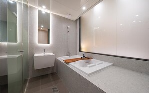 Secador de pelo, batas, bidet, toallas