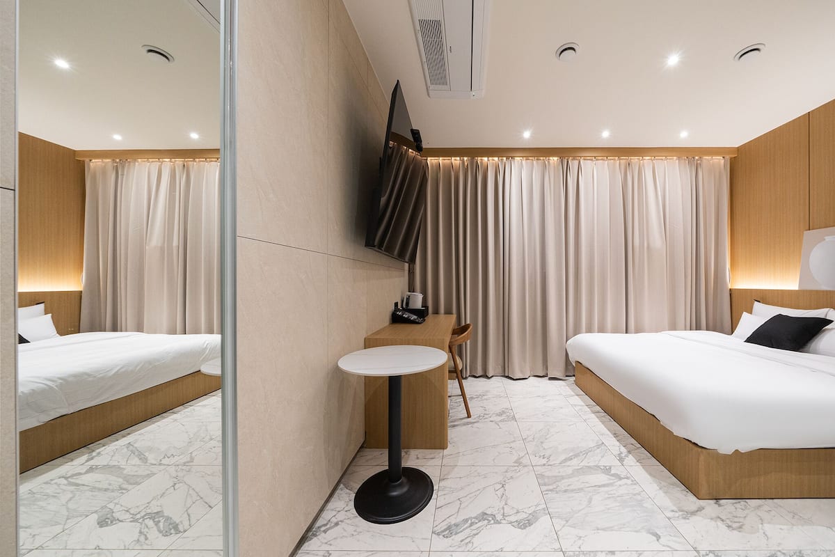 1 bedroom, desk, blackout curtains, soundproofing