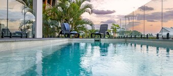 Barrier Reef Retreat - 4BR w/ Pool 1 min to Beach