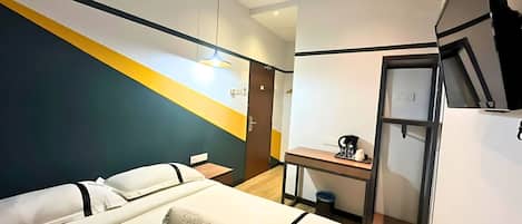 Escritorio, tabla de planchar con plancha y wifi gratis