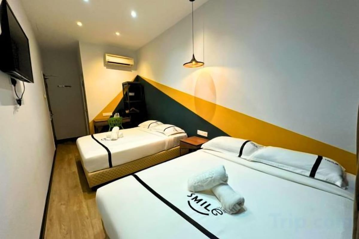 Escritorio, tabla de planchar con plancha, wifi gratis y ropa de cama 