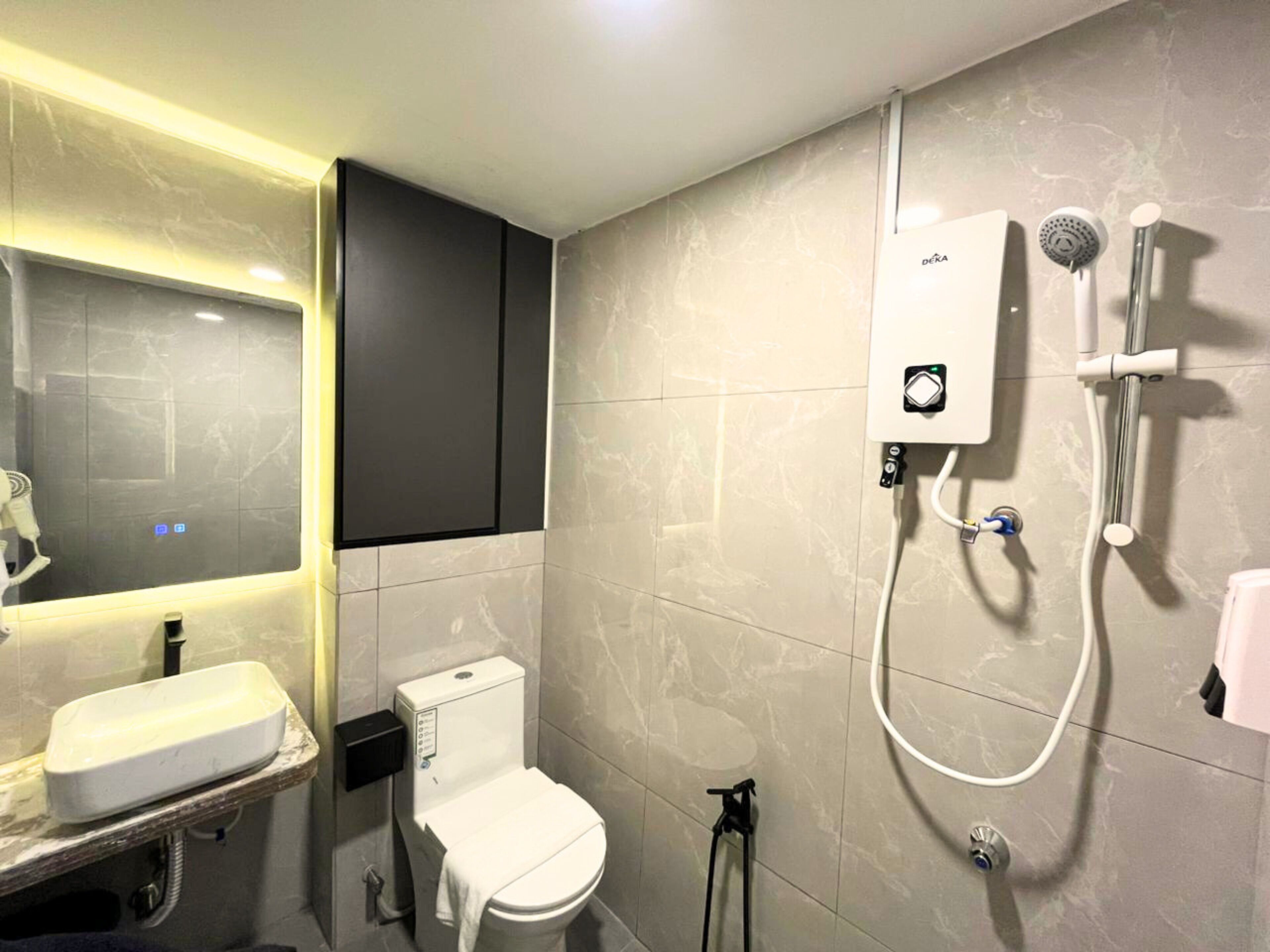Studio | Bathroom | Shower, rainfall showerhead, hair dryer, bidet