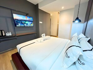 Estudio | Escritorio, tabla de planchar con plancha, wifi gratis y ropa de cama