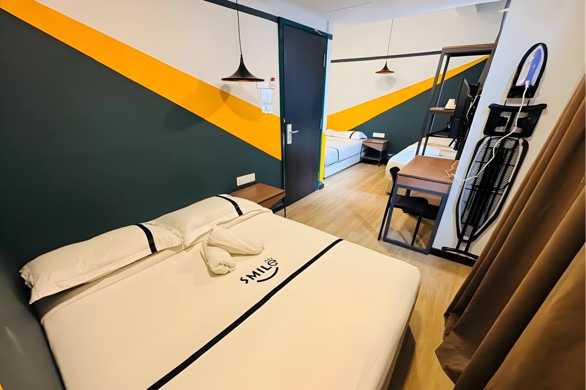 Habitación familiar, varias camas | Escritorio, tabla de planchar con plancha, wifi gratis