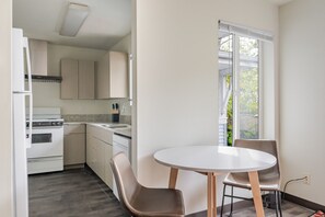 Kühlschrank, Ofen, Geschirrspüler, Wasserkocher mit Kaffee-/Teezubehör