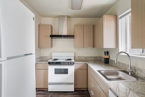 Kühlschrank, Ofen, Geschirrspüler, Wasserkocher mit Kaffee-/Teezubehör