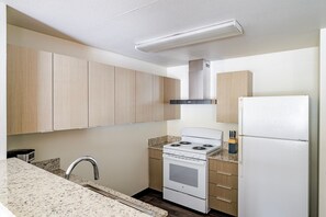 Kühlschrank, Mikrowelle, Ofen, Geschirrspüler