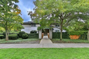 Experience an and secure home with a flat roof, symmetrical facade, and beautifully maintained gardens.