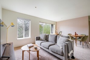 Una televisión, un reproductor estéreo