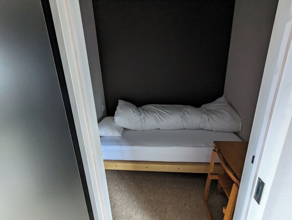 Perushuone | Tallelokero huoneessa, silitysrauta/-lauta, ilmainen Wi-Fi