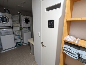 Shower, hair dryer, slippers, towels - ATARAYO - Hostel (Shimoda)