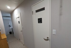 Suihku, hiustenkuivaaja, tohvelit, pyyhkeet