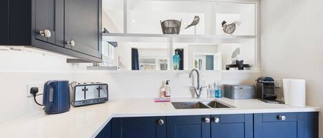 冷蔵庫、電子レンジ、オーブン、食器洗い機