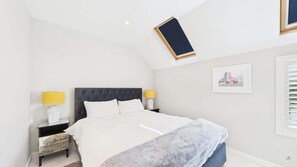 2 bedrooms, iron/ironing board, free WiFi, bed sheets - Charming 2-Bed Family Cottage Your West Bay Retrea (Yarmouth)