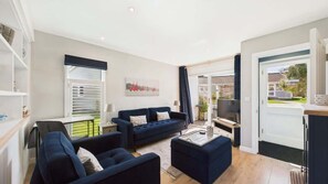 TV, offices - Charming 2-Bed Family Cottage Your West Bay Retrea (Yarmouth)
