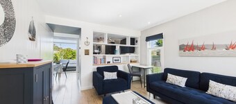 Charming 2-Bed Family Cottage Your West Bay Retrea