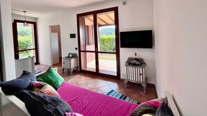 A room with a bed, a television, a small table, and a window. - Villetta Volterraio in Rio Elba (Rio dell'Elba)