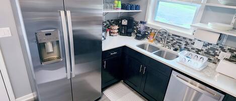 Wasserkocher mit Kaffee-/Teezubehör, Kühlschrank, Mikrowelle, Ofen