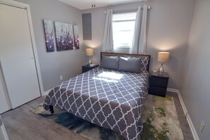 2 bedrooms, desk, WiFi, bed sheets - Rural Escape (Bloomington)