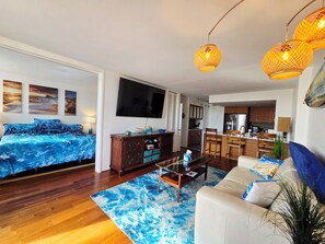 Smart TV - Ocean and Marina View Suite, Spacious, Quiet and Peaceful with Amazing Sunsets (Honolulu)