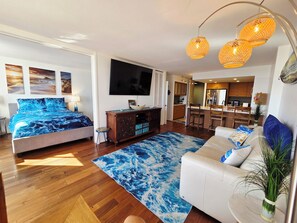Smart TV - Ocean and Marina View Suite, Spacious, Quiet and Peaceful with Amazing Sunsets (Honolulu)
