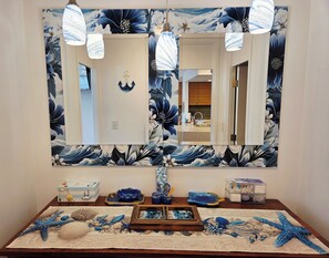 Interior - Ocean and Marina View Suite, Spacious, Quiet and Peaceful with Amazing Sunsets (Honolulu)