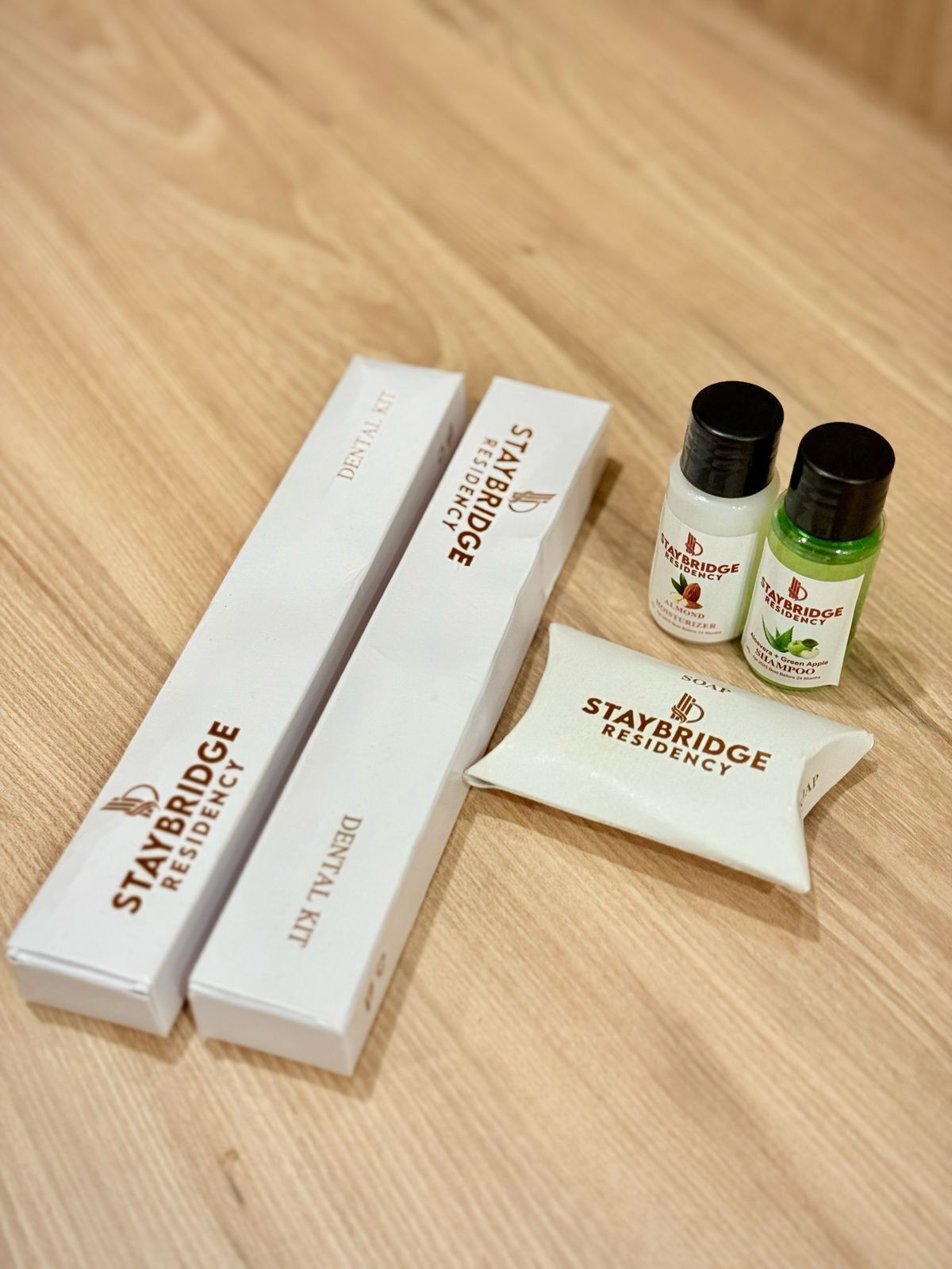 Dusche, kostenlose Toilettenartikel, Haartrockner, Handtücher