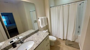 Douche, séchoir à cheveux, serviettes fournies, savon
