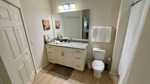 Shower, hair dryer, towels, soap - Nice 4bd townhouse near Disney (Kissimmee)