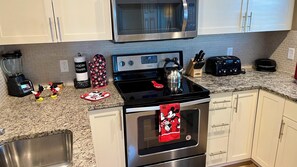 Microwave, oven, stovetop, dishwasher - Nice 4bd townhouse near Disney (Kissimmee)
