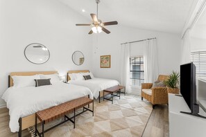 2 soverom, skrivebord, strykejern/-brett og reiseseng for barn