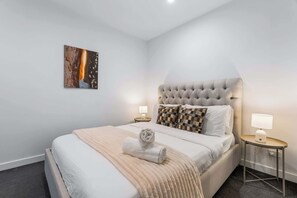 1 slaapkamer, een strijkplank/strijkijzer, wifi, beddengoed