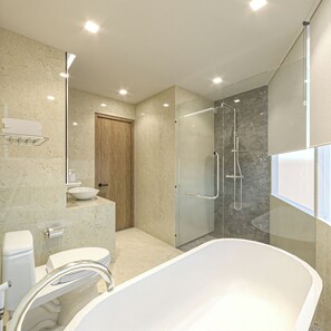 Presidential Suite | Bathroom | Free toiletries, hair dryer, slippers, towels - Truntum Cihampelas (Bandung)