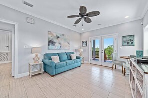 TV - Southern Charm ~ Pet Friendly ~ Short Walk to the Beach ~ Private Pool + $400 FREE Activities Daily (Gulf Shores)